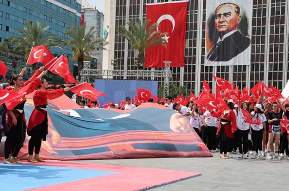 19 Mayıs İzmir'de Coşkuyla Kutlanıyor