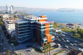 Bayraklı Belediyesi'ndeki Maaş Krizinde İş Bırakma Eylemi