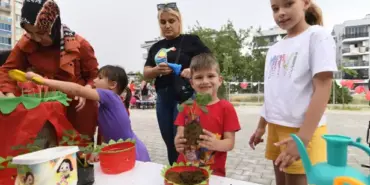 Bornova'da Miniklerden Anneleriyle Keyifli 'Çilek Şenliği'