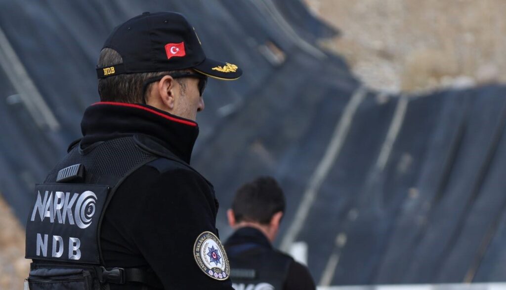 İzmir'de Durdurulan Kamyonda 7 Kilo Uyuşturucu Ele Geçirildi