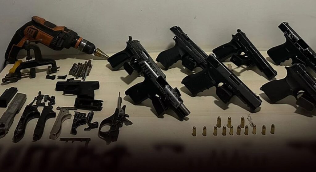 İzmir'de Kaçak Silah Baskını