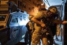 İzmir'de Ünlü Gece Kulübüne Baskın