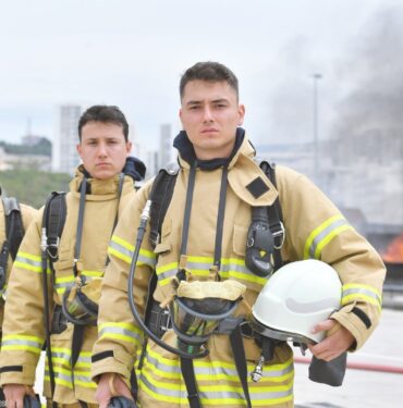 İzmir'in Genç İtfaiyecileri Yoğun Eğitimlerle Göreve Hazırlanıyor