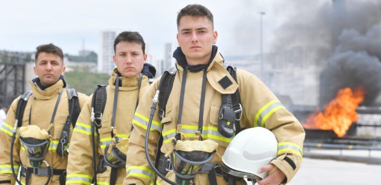 İzmir'in Genç İtfaiyecileri Yoğun Eğitimlerle Göreve Hazırlanıyor