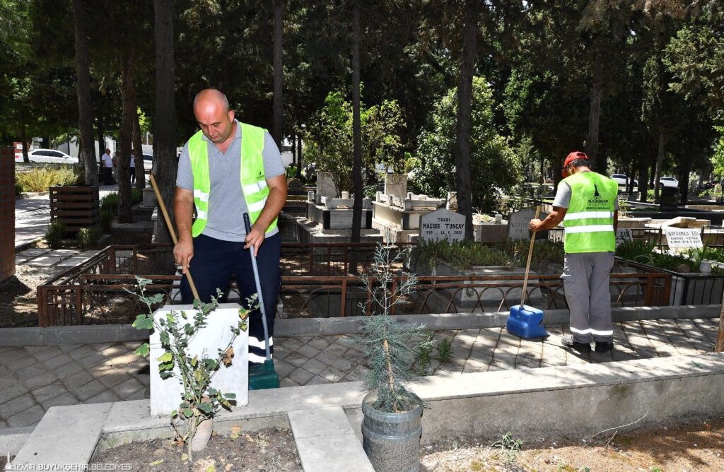 İzmir Mezarlıklarında Bayram Öncesi Temizlik Seferberliği