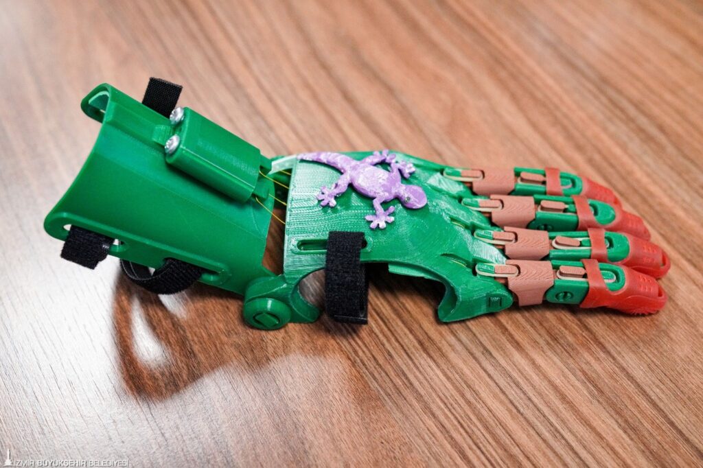 İzmir'de 3D Yazıcılarla Çocuklara Mekanik El Umudu