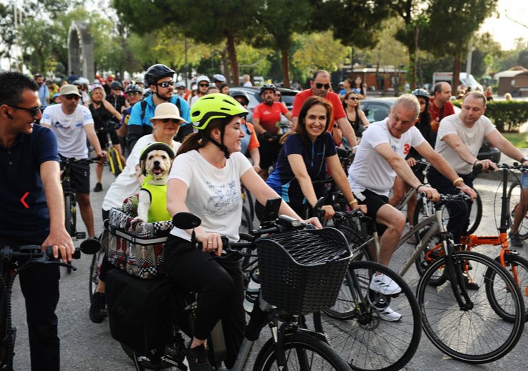 Karşıyakalılar Dünya Bisiklet Gününde Pedal Çevirdi