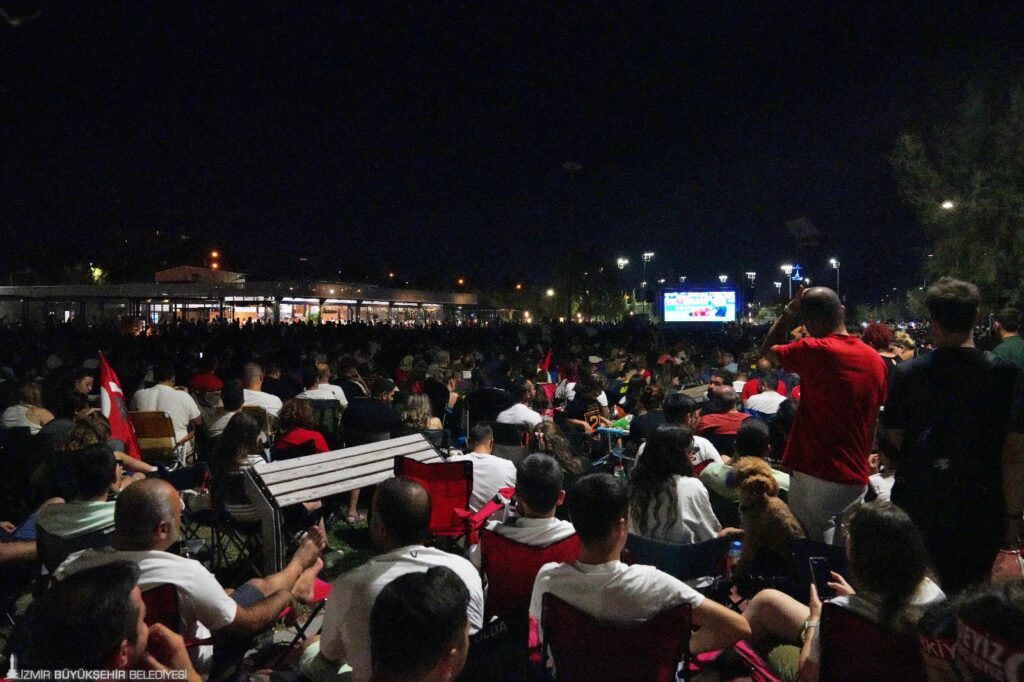 İzmir'de Milli Maç Coşkusu