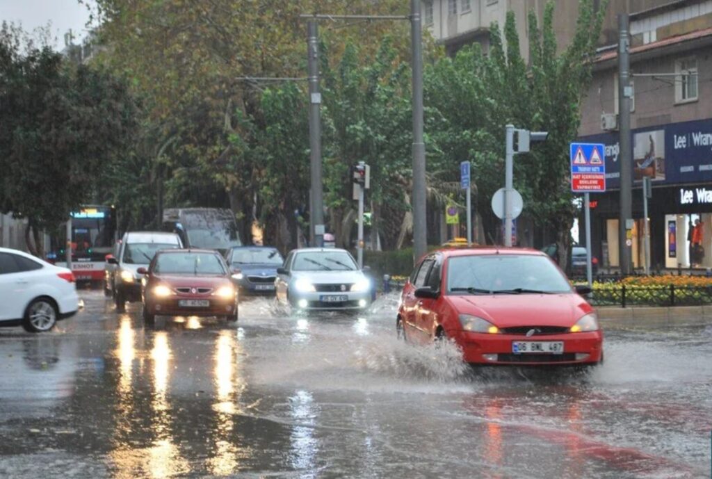 İzmir'de Sağanak Yağış Hayatı Felç Etti: 2 Kişi Elektrik Akımına Kapılarak Hayatını Kaybetti