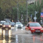 İzmir'de Sağanak Yağış Hayatı Felç Etti: 2 Kişi Elektrik Akımına Kapılarak Hayatını Kaybetti