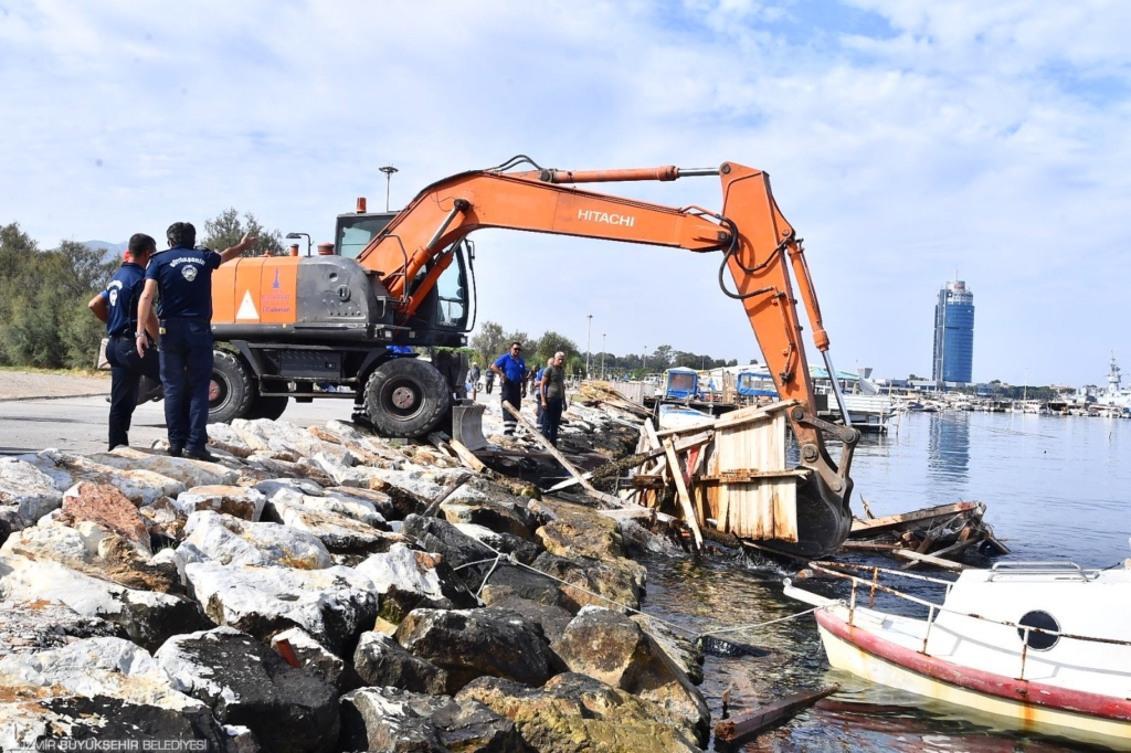 İzmir’de İnciraltı Sahilinde Kaçak Yapılar Yıkılıyor