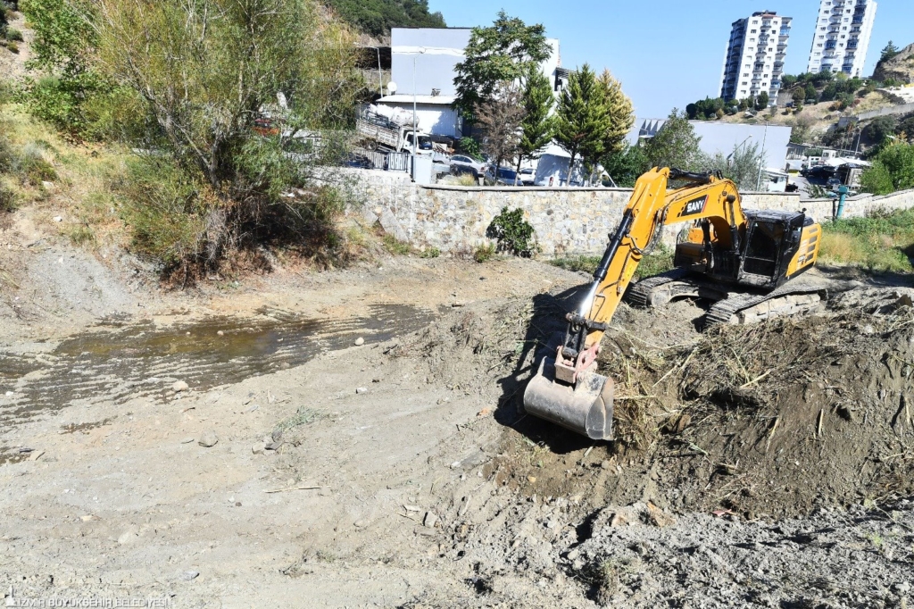 İzmir’de Dere Yataklarından 150 Bin Ton Atık Temizlendi