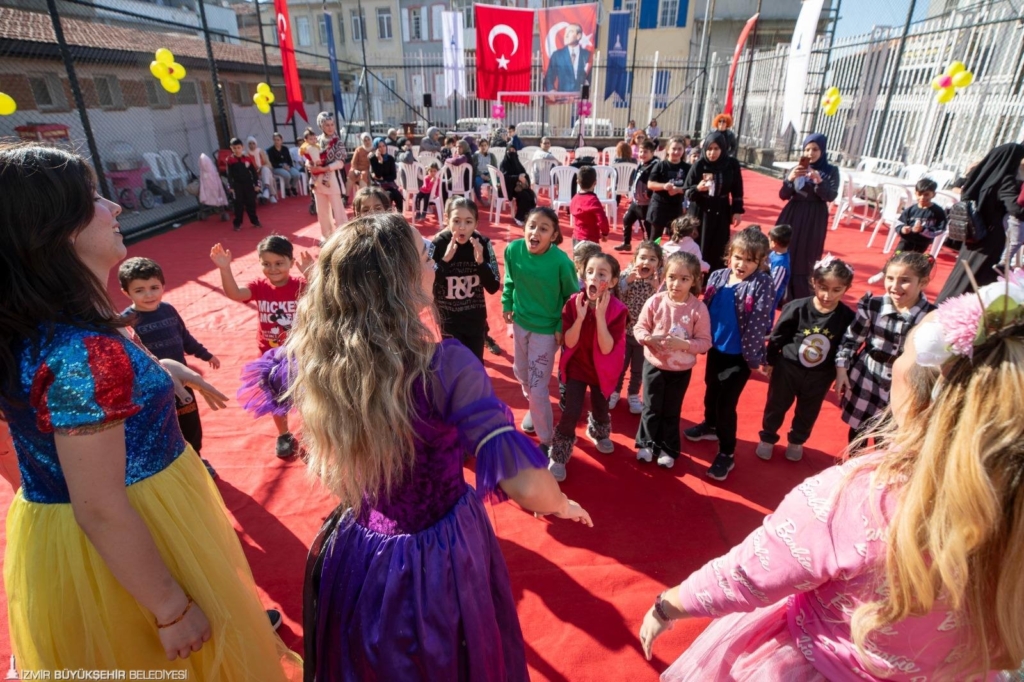 Basmane’de Çocuklar İçin Dolu Dolu Şenlik