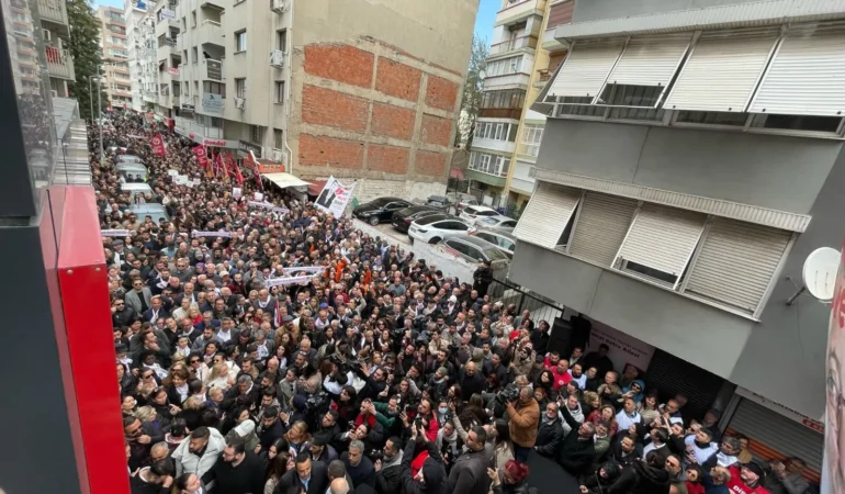 İzmir’de Ekrem İmamoğlu’na Destek: CHP İl Binası Önünde Protesto