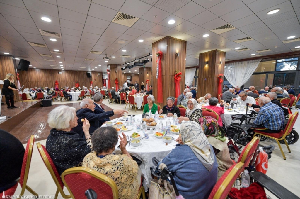 İzmir Büyükşehir Belediyesi’nden Huzurevi Sakinlerine Anlamlı İftar