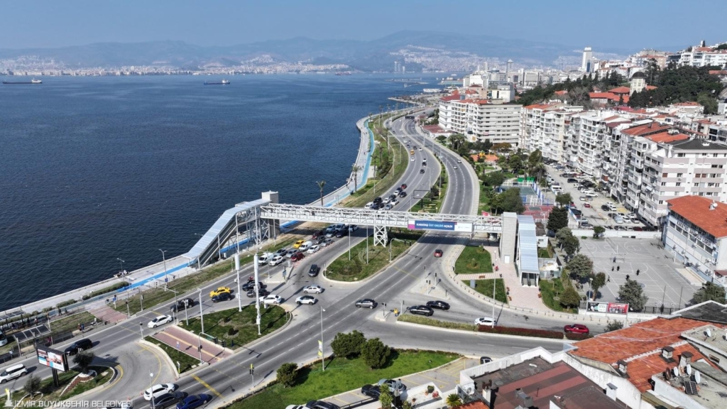 Karataş Yaya Üst Geçidi İzmirlilerin Hizmetinde