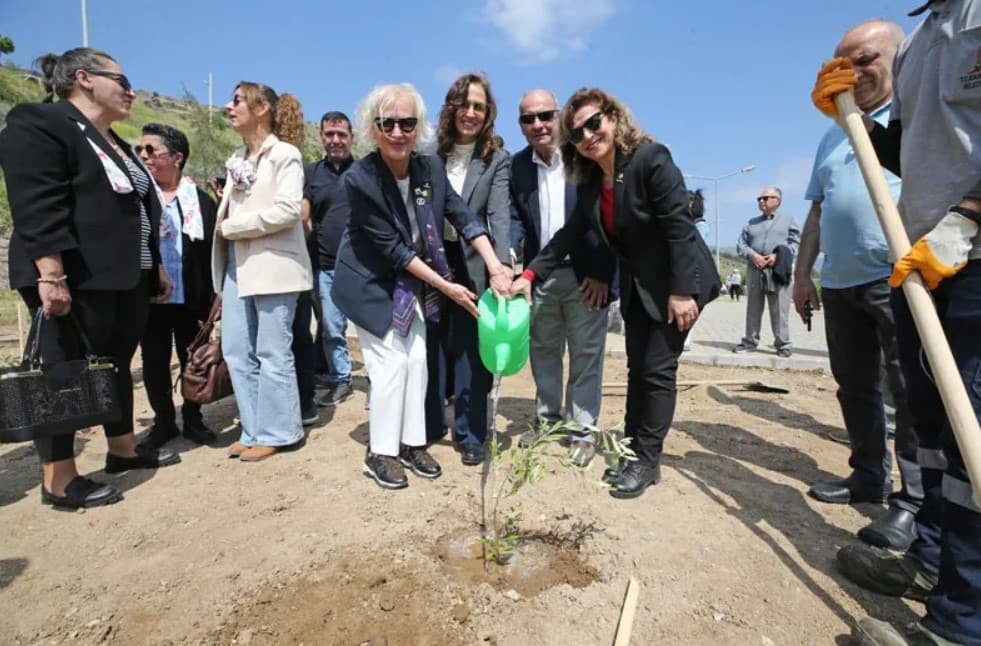 Karşıyaka'da İzmir Yangınının İzleri Siliniyor