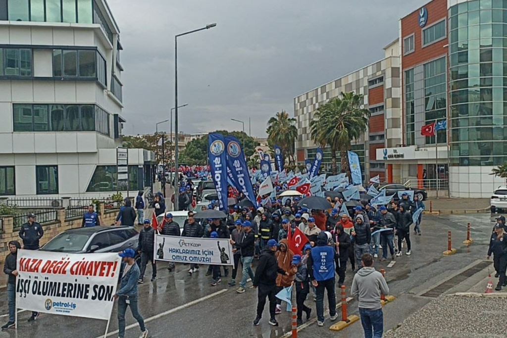 İzmir’de 1 Mayıs Coşkusu: Emekçiler Alanları Doldurdu