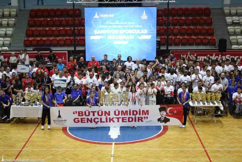 İzmirli Sporculara Coşkulu Kutlama