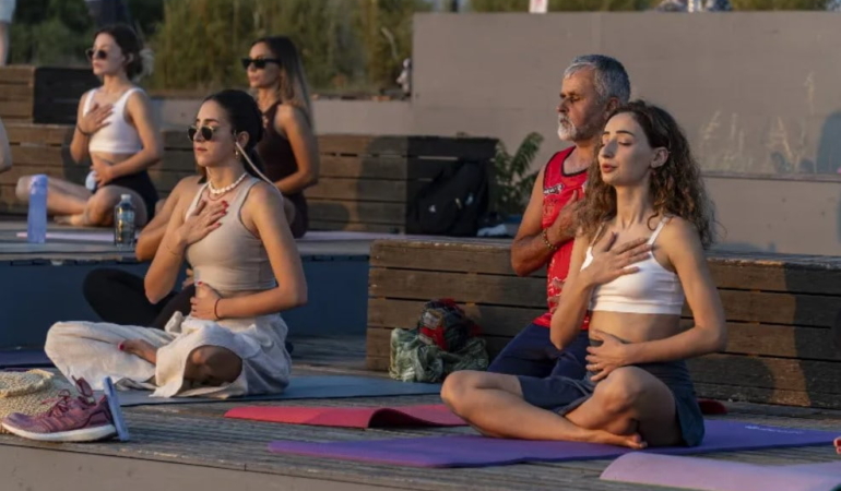 Karşıyaka’da Gün Batımında Yoga Keyfi