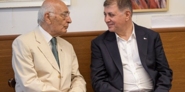 Başkan Tugay’dan Ruşen Keleş'in İmza Gününe Katılım