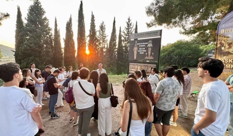 Gençler Efes’te Tarihle Gece Buluşmasına Katıldı