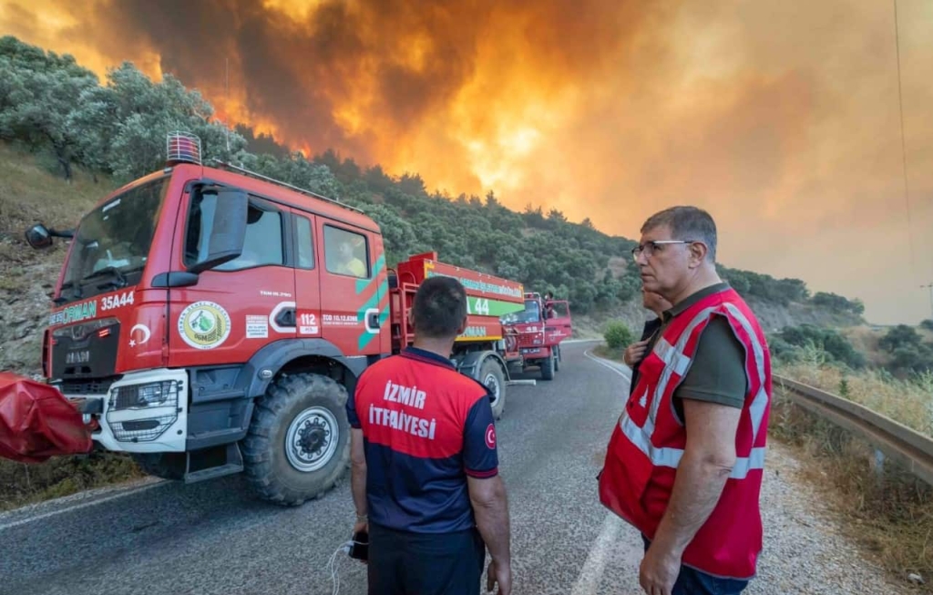 İzmir Alevlerle Mücadele Ediyor
