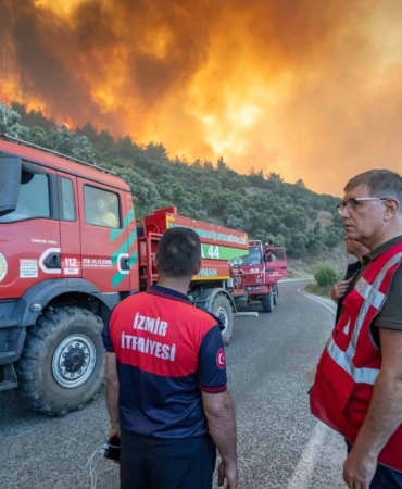 İzmir Alevlerle Mücadele Ediyor