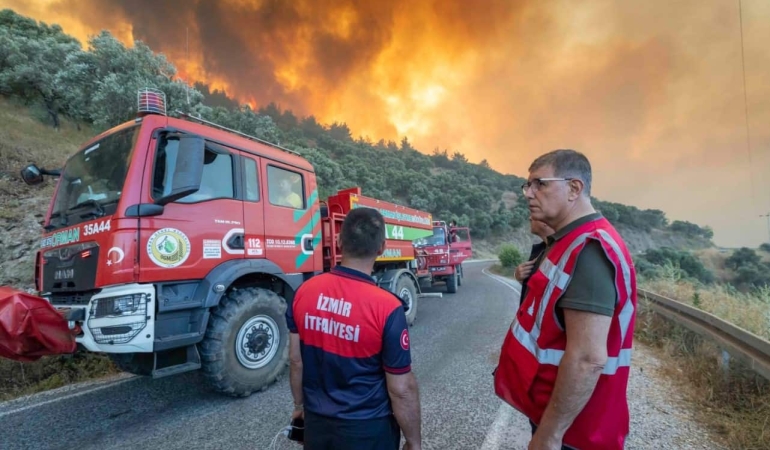İzmir Alevlerle Mücadele Ediyor