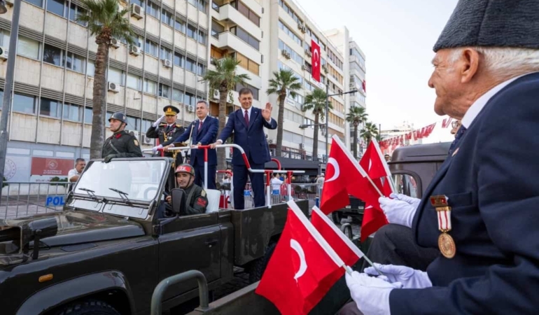 İzmir Cumhuriyet Meydanı’nda Zafer Coşkusu