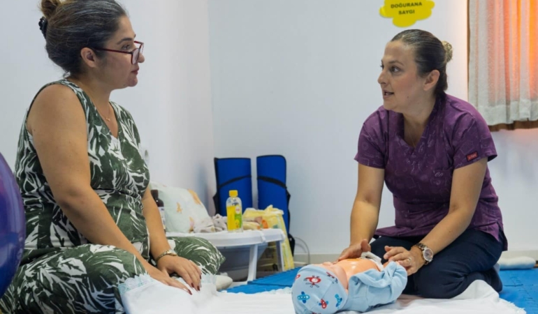İzmirli Anne Adaylarına Bilinçli Annelik Eğitimi