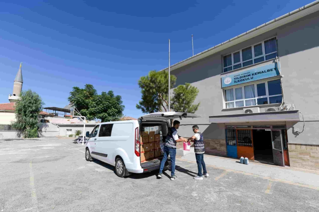 İzmir Büyükşehir’den Okullara Hijyen Seti Desteği Sürüyor