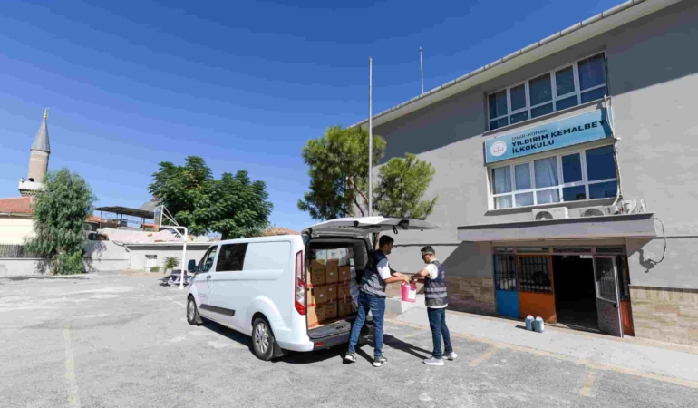 İzmir Büyükşehir’den Okullara Hijyen Seti Desteği Sürüyor
