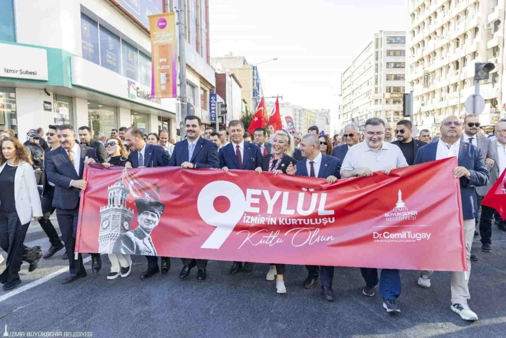 İzmir’de 9 Eylül Zafer Yürüyüşü
