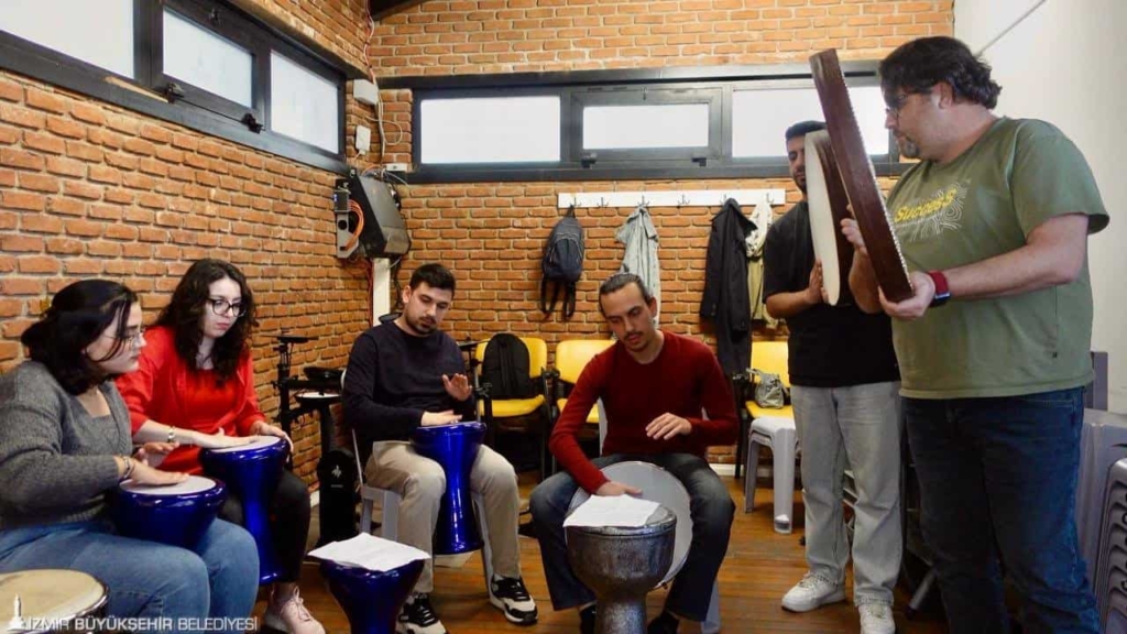 İzmirli Gençlere Ücretsiz Müzik Eğitimi Fırsatı