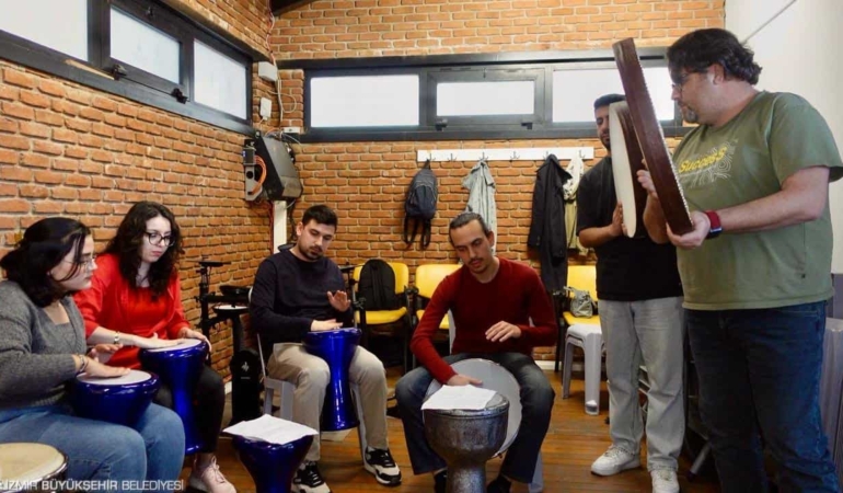 İzmirli Gençlere Ücretsiz Müzik Eğitimi Fırsatı