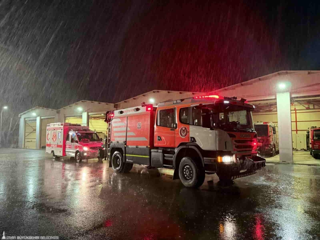 İzmir Büyükşehir Belediyesi’nden Sındırgı Depremine Destek