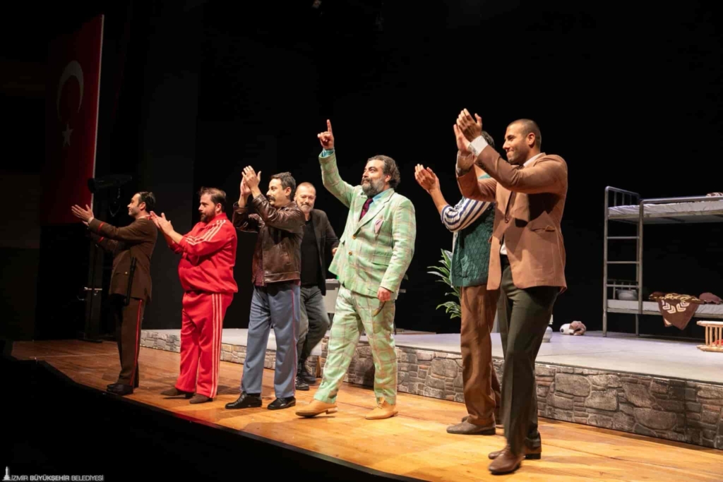 İzmir Şehir Tiyatroları Yeni Sezonu Karşıyaka’da Açtı