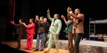 İzmir Şehir Tiyatroları Yeni Sezonu Karşıyaka’da Açtı