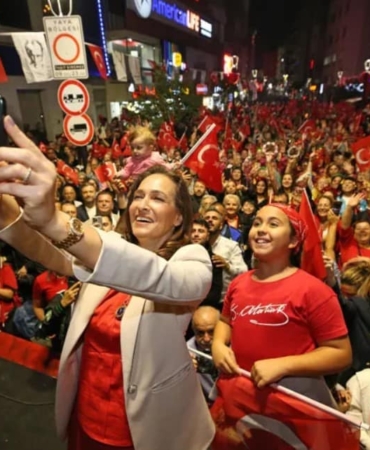 Karşıyaka Sokakları Kırmızı Beyaza Bürünecek