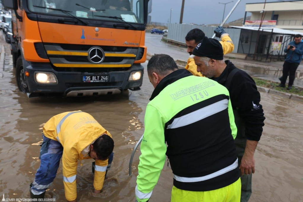 İzmir’de Kuvvetli Yağış Seferberliği