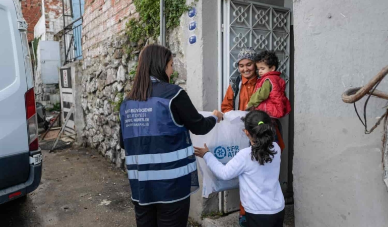 İzmir Büyükşehir Belediyesi’nden 54 Bin Aileye Destek Paketi