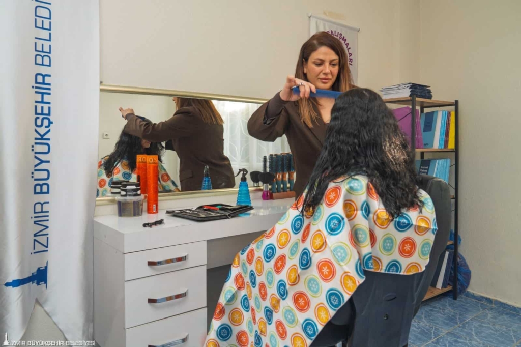 İzmir’de Kadınlara Özel Mobil Kuaför Hizmeti Başladı