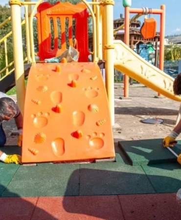 Karşıyaka’da Park Yenileme Hamlesi Sürüyor