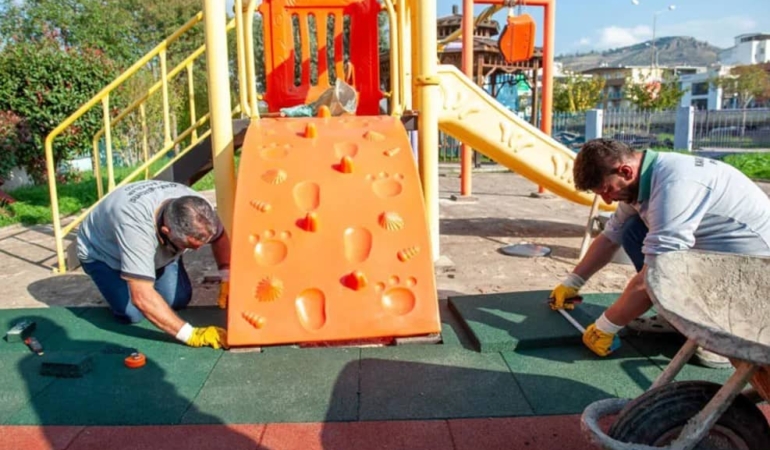 Karşıyaka’da Park Yenileme Hamlesi Sürüyor