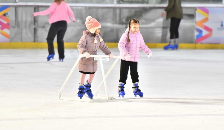 Kültürpark ve Bostanlı’da Buz Pistleri Açılıyor