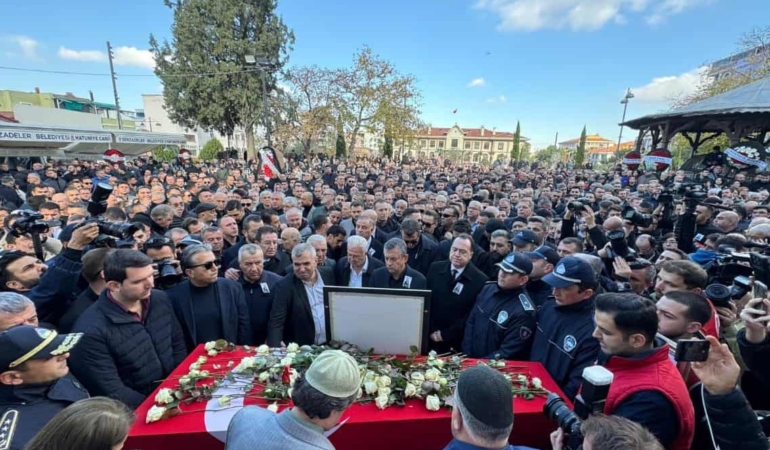 Manisa, İlk Kadın Belediye Başkanını Gözyaşlarıyla Uğurluyor