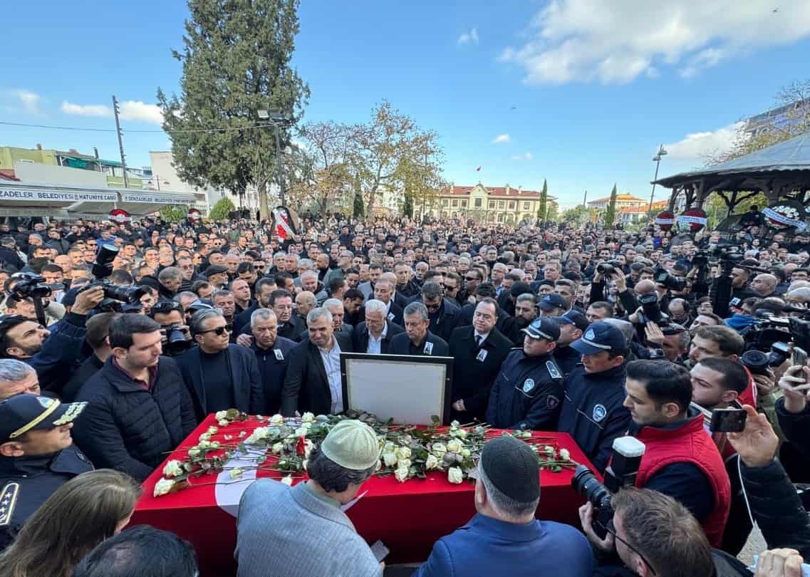 Manisa, İlk Kadın Belediye Başkanını Gözyaşlarıyla Uğurluyor