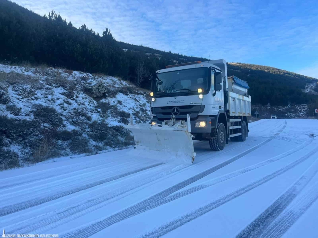 İzmir’in Yüksek Kesimlerinde Karla Mücadele Sürüyor