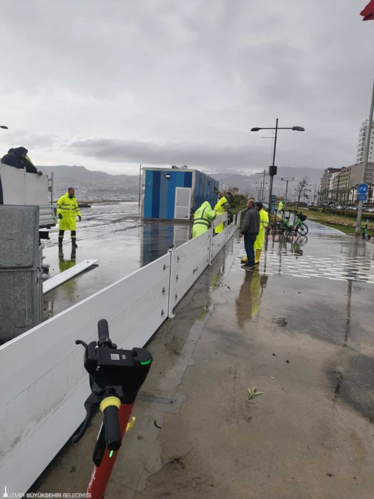 Kordon’daki Geçici Fırtına Duvarı Deniz Taşkınını Önledi